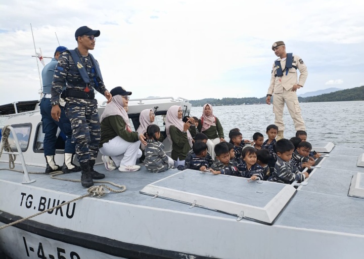 TNI AL Laksanakan Joy Sailing Untuk Siswa/Siswi TK Yayasan Hang Tuah Lanal Dabo Singkep
