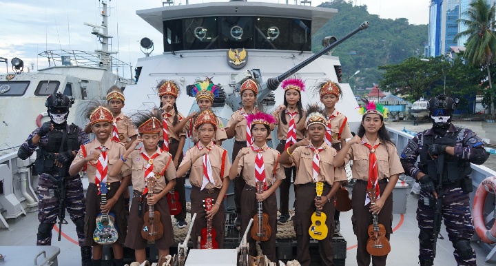 Tanamkan Jiwa Bahari Generasi Muda Papua, Saka Bahari Kunjungi KRI Mata Bongsang–873